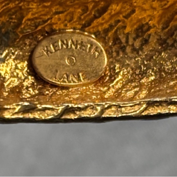 Kenneth Jay Lane Cream and Gold Bracelet - Picture 4 of 4